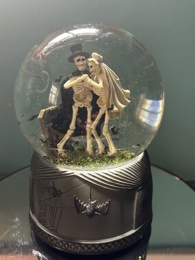 Halloween Bride  & Groom  musical globe